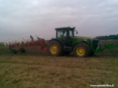 JD 8245R ir KUHN Vari - Manager